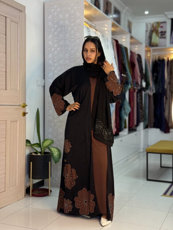 Abaya Jamila - Elegant Three-Piece Set with Bold Floral Embellishments