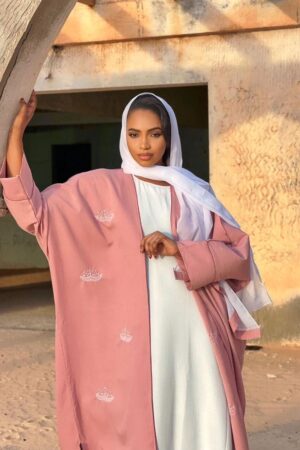 Abaya Dieynaba – Elegant Pastel Pink Three-Piece Set with Crown Embroidery | Modest & Sophisticated Women Fashion