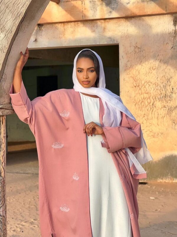 Abaya Dieynaba – Elegant Pastel Pink Three-Piece Set with Crown Embroidery | Modest & Sophisticated Women Fashion