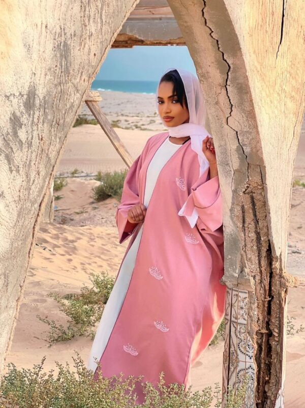 Abaya Dieynaba – Elegant Pastel Pink Three-Piece Set with Crown Embroidery | Modest & Sophisticated Women Fashion