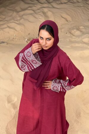 Abaya Layana - Ensemble trois pièces élégant en lin bourgogne avec broderie géométrique | Modest &amp; Sophisticated Women Fashion